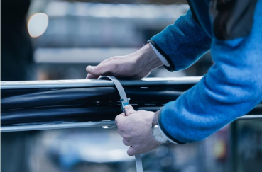 Preview: Kunststoffummanteltes Stahlspannband – Rolle 16,5 x 1,30 mm, 25 m, schwarz, AISI 430